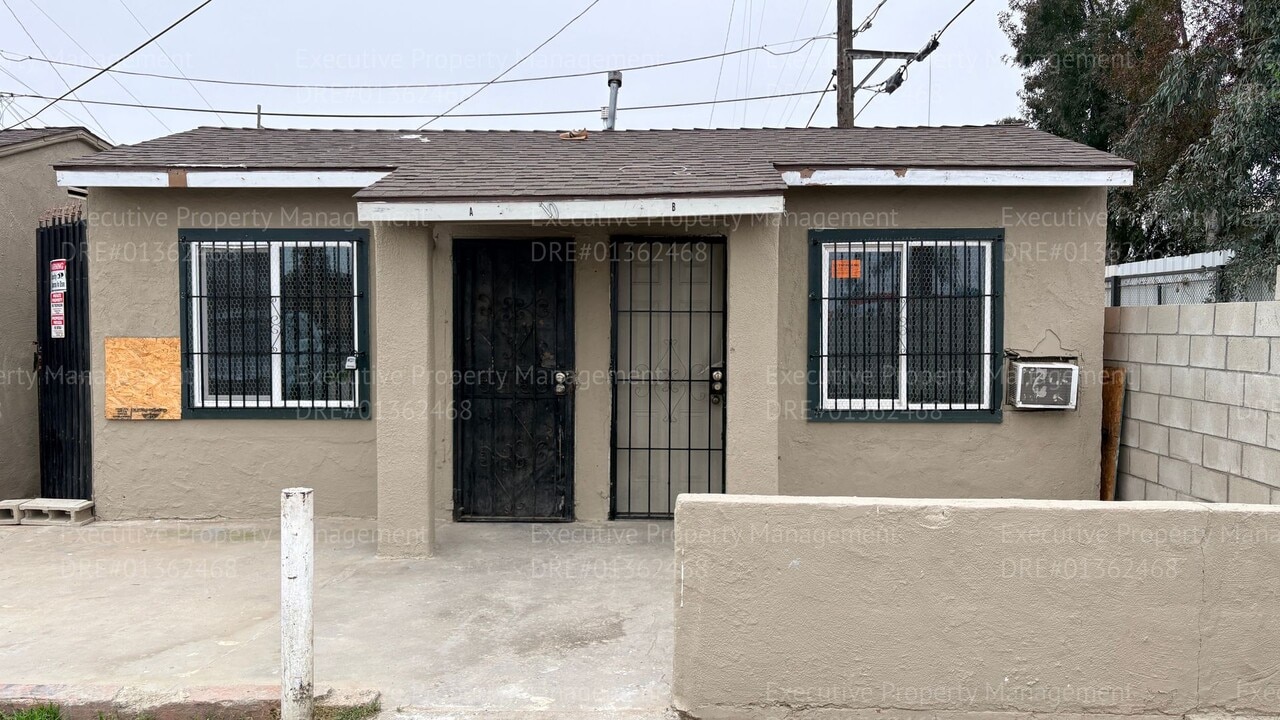 105 E 8th St in Bakersfield, CA - Building Photo