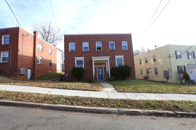 3212 28th St SE in Washington, DC - Foto de edificio - Building Photo