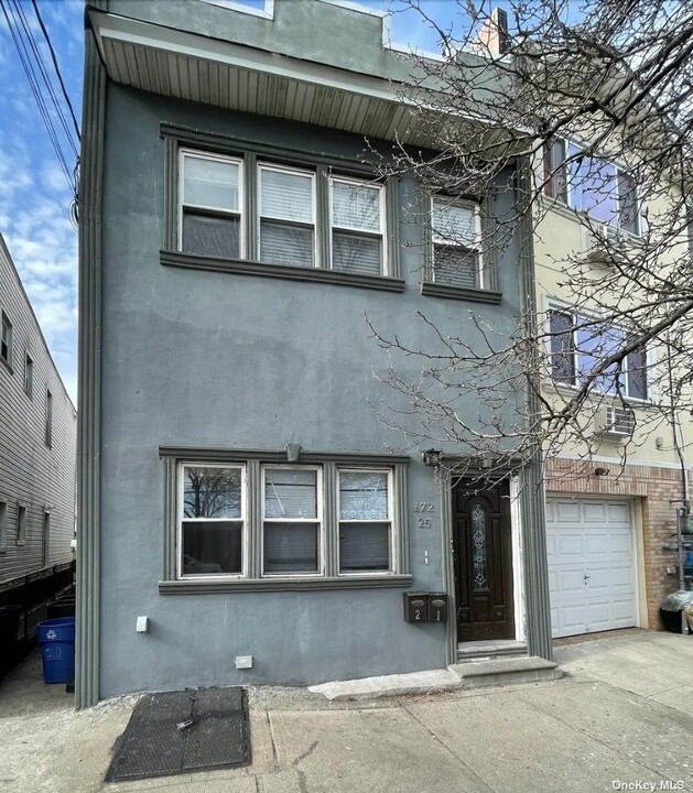 17225 Baisley Blvd in Jamaica, NY - Building Photo