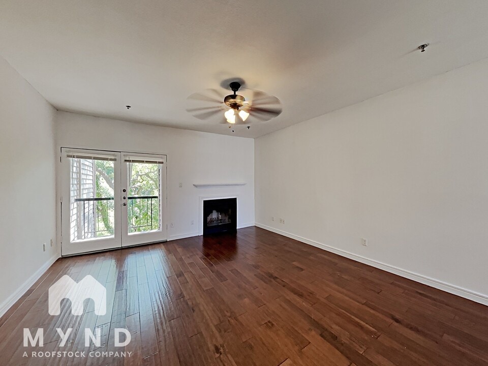 9747 Whitehurst Dr in Dallas, TX - Building Photo
