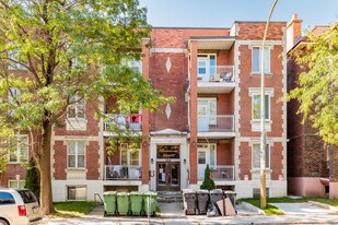 Glenview Court in Montréal, QC - Building Photo