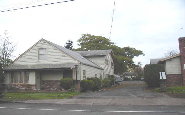 Garden Court Apartments in Portland, OR - Building Photo - Building Photo