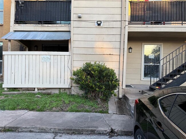 8100 Creekbend Dr in Houston, TX - Building Photo - Building Photo