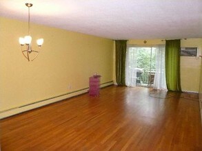 73 Charlesbank Rd-Unit -202 in Newton, MA - Building Photo - Building Photo