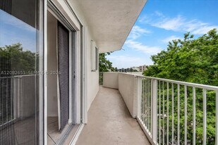 1975 Normandy Dr in Miami Beach, FL - Building Photo