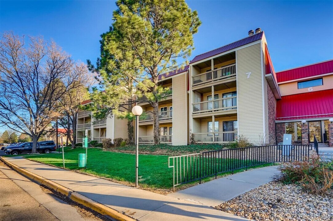 14740 E Kentucky Dr, Unit 712 in Aurora, CO - Building Photo