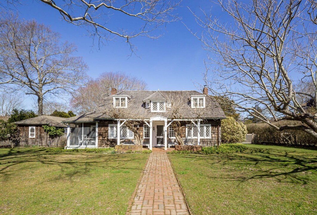 21 Ochre Ln in Southampton, NY - Building Photo