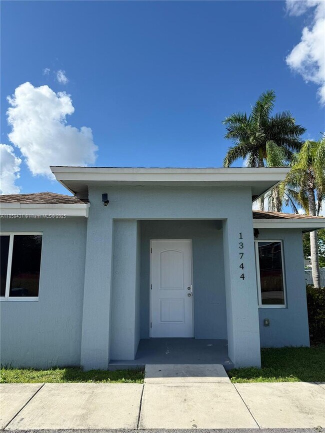 13744 SW 258th Ln in Naranja, FL - Foto de edificio - Building Photo