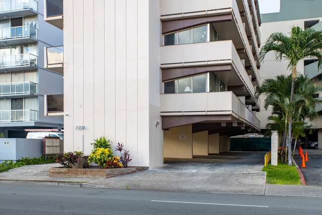 2231 Ala Wai Blvd in Honolulu, HI - Building Photo - Building Photo