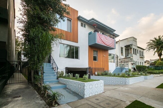 property at 921 N Gardner St