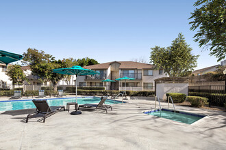 Rosewood Apartments in Redlands, CA - Foto de edificio - Building Photo