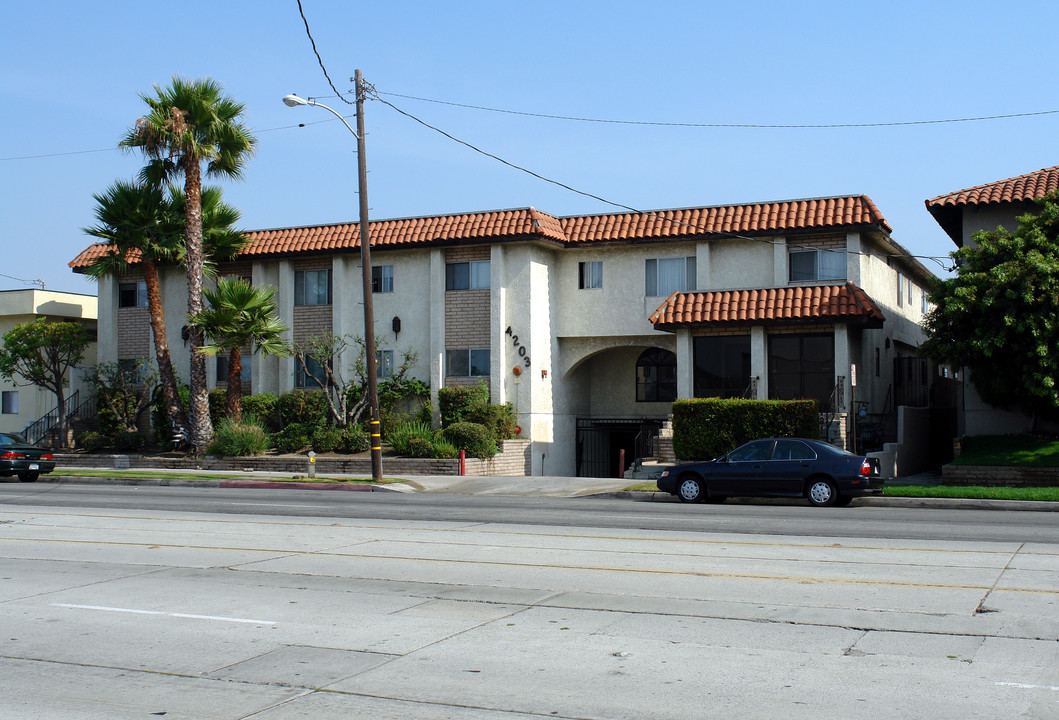 4203 W Rosecrans Ave in Hawthorne, CA - Building Photo