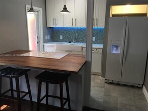 661 SW 11th St, Unit 11 in Miami, FL - Foto de edificio - Building Photo