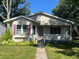 214 W Sixteenth St in Traverse City, MI - Building Photo