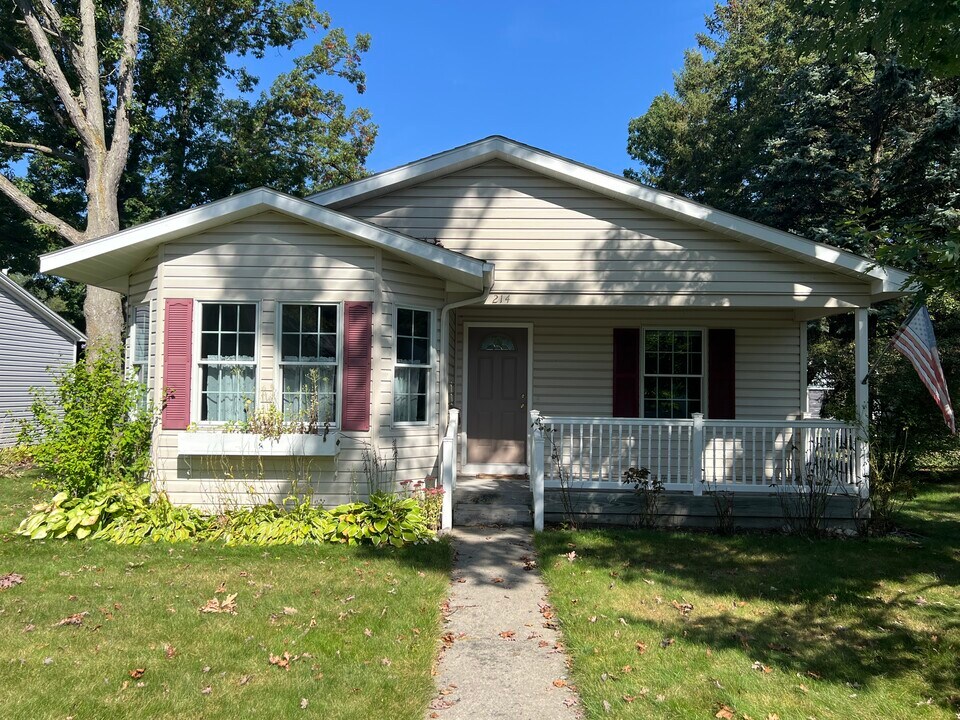 214 W Sixteenth St in Traverse City, MI - Building Photo