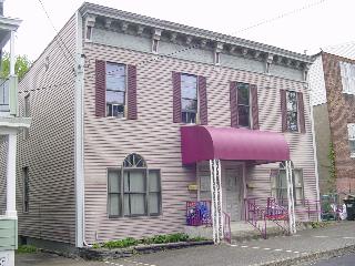 6668 N Hudson St in Hudson, NY - Building Photo