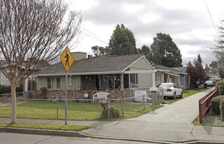 905-913 Blossom Way in Hayward, CA - Building Photo