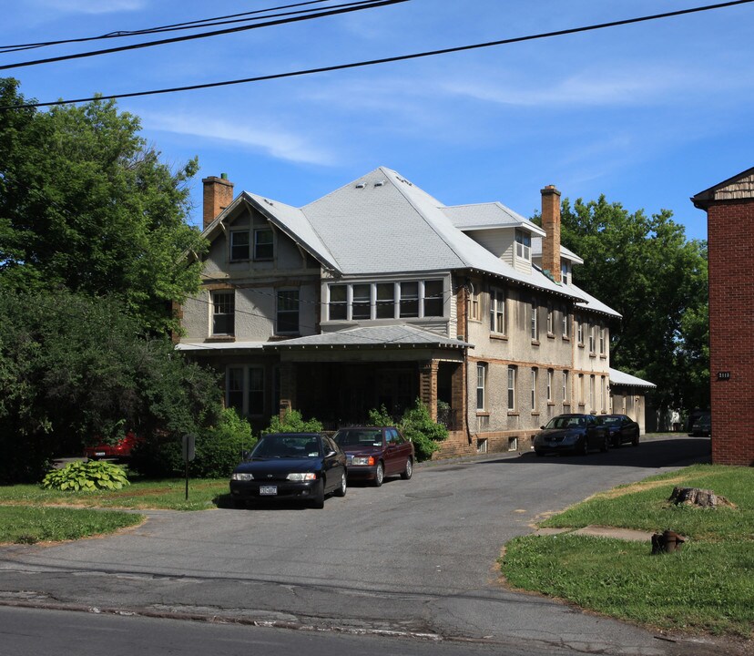 2111 E Genesee St in Syracuse, NY - Foto de edificio