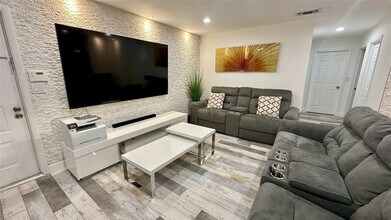 4751 NE 10th Ave in Oakland Park, FL - Building Photo - Building Photo