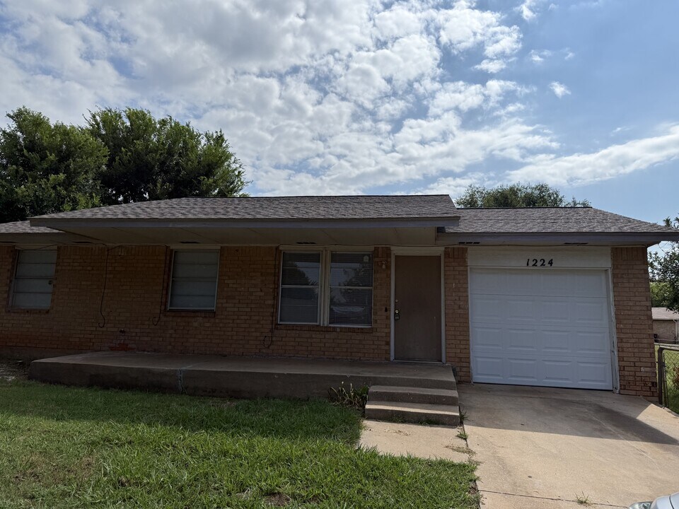 1224 Lauren Ln in Midwest City, OK - Building Photo