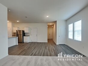 1056 Large Poppy Dr in La Vergne, TN - Building Photo - Building Photo