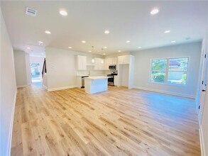 1089 N Village Dr in Decatur, GA - Building Photo - Building Photo