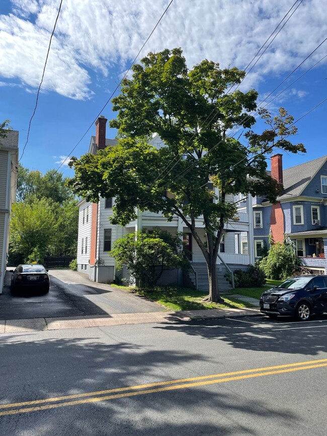 135 Whitney St in Hartford, CT - Building Photo - Building Photo