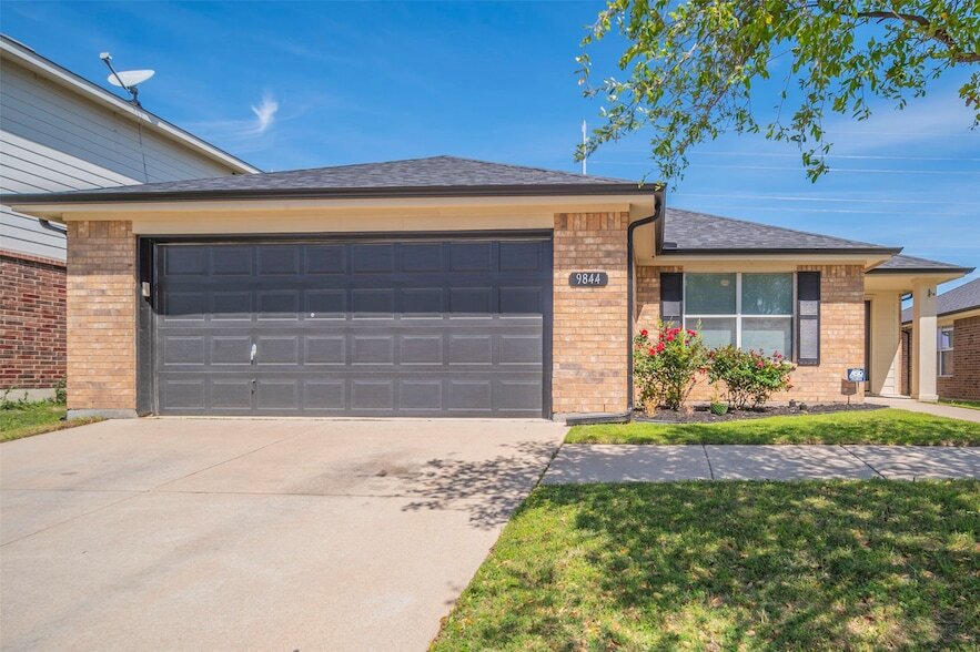 9844 Sparrow Hawk Ln in Fort Worth, TX - Building Photo