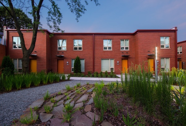 Dorchester Artist + Housing Collaborative Apt in Chicago, IL - Foto de edificio - Building Photo