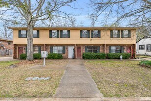 162 High St in West Point, MS - Building Photo