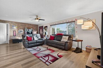 11761 80th Ave in Seminole, FL - Foto de edificio - Building Photo