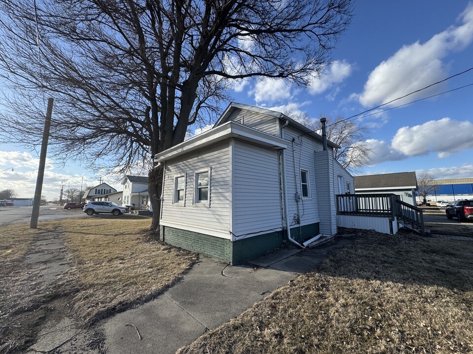 27 E Railroad Ave in Princeton, IL - Building Photo