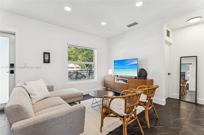 990 SW 11th St in Miami, FL - Building Photo - Building Photo