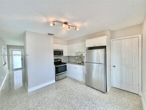 10303 NW 35th Pl in Miami, FL - Building Photo - Building Photo