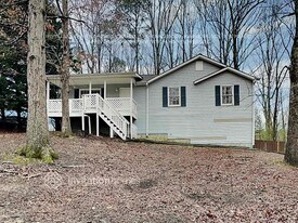 422 Indian Creek Dr in Powder Springs, GA - Building Photo