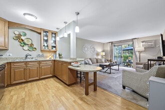 Autumn Mist on Lorraine in Wheaton, IL - Foto de edificio - Building Photo