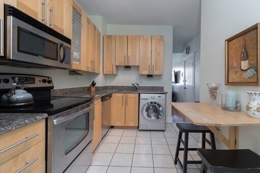 24 Montgomery St, Unit 3 in Boston, MA - Building Photo