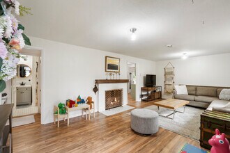 5824 Hillcrest Dr SW in Tacoma, WA - Foto de edificio - Building Photo