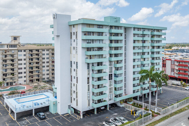 The Imperial Terrace in Hialeah, FL - Foto de edificio - Building Photo