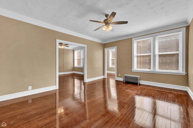 7008 S Paxton Ave in Chicago, IL - Foto de edificio - Building Photo