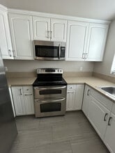 719 N Eucalyptus Ave, Unit 22C in Inglewood, CA - Building Photo - Building Photo