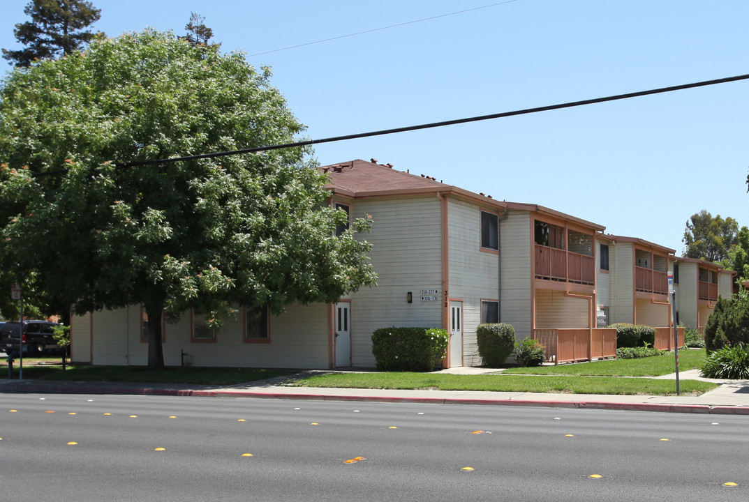 Spartan Manor in Modesto, CA - Building Photo