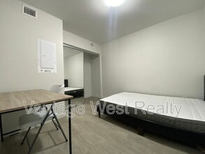 695-695 Academy Way in Kelowna, BC - Building Photo - Building Photo