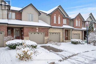 400 Stonehenge Dr in Hamilton, ON - Building Photo