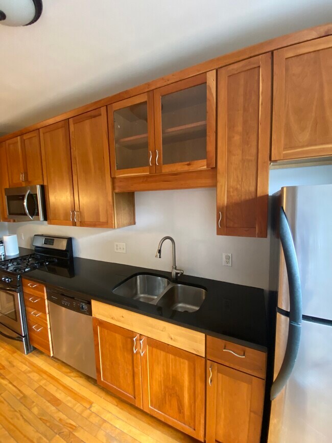 2300 Girard Ave S, Unit 203 in Minneapolis, MN - Building Photo - Building Photo