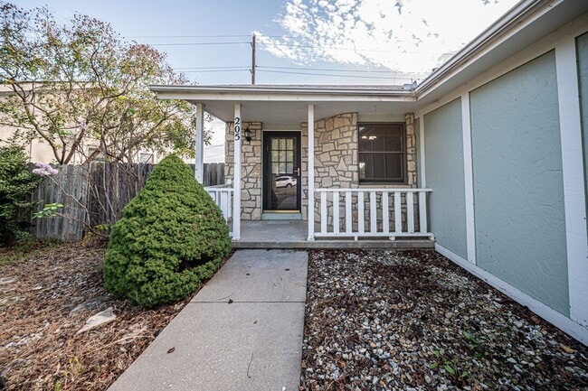 205 Commanche Ct in Junction City, KS - Building Photo - Building Photo