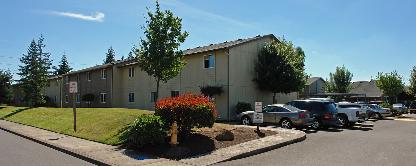 Oakbrook Inn in Salem, OR - Building Photo