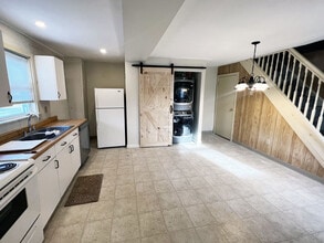 302 E Howard St, Unit 2 Top in Stowe, PA - Foto de edificio - Building Photo