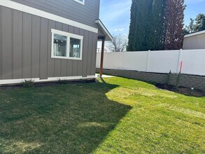 910 Poplar Ave in Wenatchee, WA - Foto de edificio - Building Photo