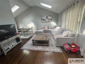 139 Rues Ln in East Brunswick, NJ - Building Photo - Building Photo